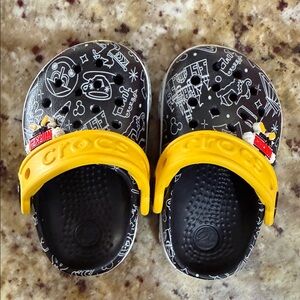 CROCS Kids' Black and Yellow Graphic Clogs C4
